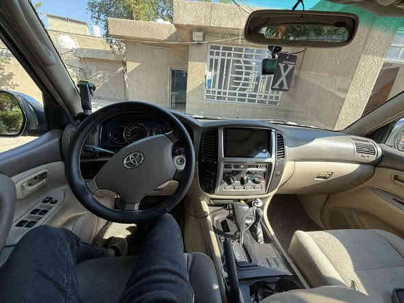 السلام عليكم لاندكروز 2003 وراد سعودي 
ماشيه 71 الف متروكه 
رقم بغداد باسمي 
صدر جديد مبدل قبل 3 اشهر 
تايرات نص عمر نقشه خشنه 
GXR  
السياره بيه التكم مال جامه الاماميه
مضروبه واكع عليه قمريه فقط التكم الاماميه 
والجاملغ العكس السايق مصبوغ جان بيه شوته العاليه 
يعني مو حادث 
السياره رايده ب149 وبيه مجال بسيط 
فقط بيع ماكو مراوس 
رقم التلفون ***********
مكان السياره بغداد زيونه
