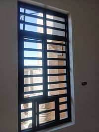 تنضيف وصبغ الشبابيك يوجد كادر كامل التنضيف الشبابيك  والصبغ مكاني بغدا...