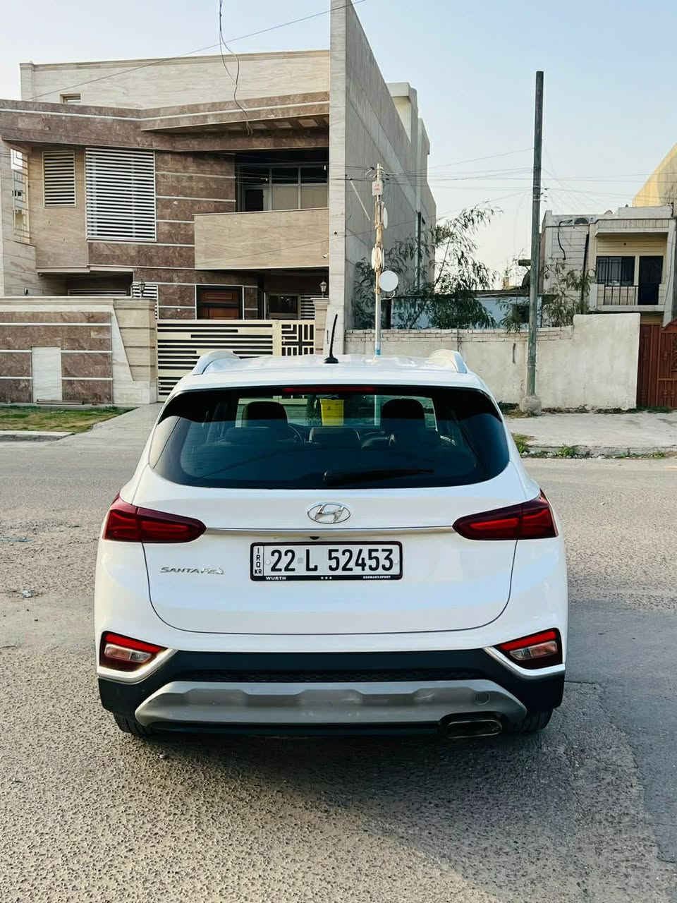 السلام عليكم سنتافي خليجي اللون ابيض صدفي  للبيع موديل ٢٠٢٠ بصمة ابواب وتشغيل كراسي كهرباء تحكمات مختلفه تشغيل عن بعد ومري شفط انظمة قيادة كشنات مخمل داخل لونين بيج واوف وايت وشاشة وكامره و٧ راكب و٣ قطع تبريد كشافات ولدات ولايت زنون وشحن وايرليس و ثلاجة بالجكمجه وبردات خلفية ويل كب حجم ١٨ وبعد مواصفات 
بيها بنيد وجامغ مصبوغات بسبب طخة بسيطه وعندي صورة للطخة قبل الصبغ
رقم اربيل الجديد سنوية ماساقطه تحويل او وكاله
السياره محرك ٤ سلندر دوش ٢٤٠٠ مكفول والگير ٦ نمر مفتوح مسويله صيانه والتبريد ثلج ماشيه ١١٨ الف كيلو
مكان السياره بغداد السيديه 
السعر ١٩٣ ومجال بسيط
للاتصال *********** او ***********
