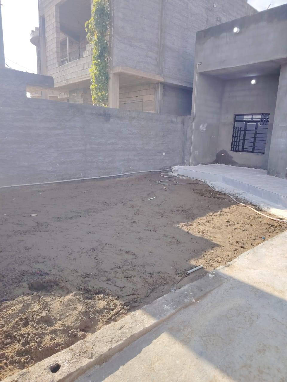 السلام عليكم للبيع بيت زراعي مساحه قطعه 280 متر البناء ١٦٥ متر يتكون من 2 غرف نوم مطبخ وهول وربعه وصحيات خارجيه سقوف ثانويه سيراميك البيت بعده زيرو صفر محد ساكن بي كدامه شارع تبليط جديد حديقه  بيع مستعجل السعر من الاخير 55 مليون بي مجال شي قليل المكان العلم روتانا للاستفسار على الرقم وحياكم الله ***********
