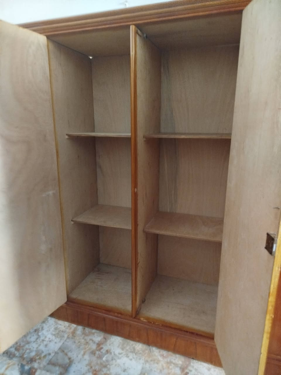 غرفه أم سته تزكام للبيع 
ضهر جرجوبه 
سعر 1150
العنوان العزه القديمة 
***********
