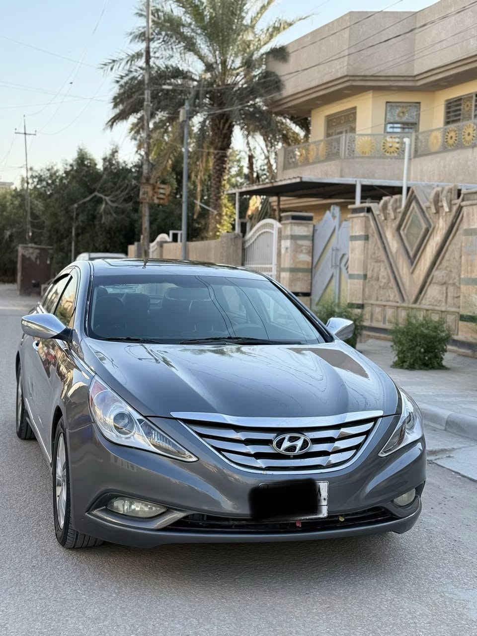 السلام عليكم سوناتا موديل 2011 وارد امريكي بيها فقط قطعتين بدون دواخل فول موصفات محرك 2400  رقم بغداد سعرها 92 وبيها مجال 
***********
