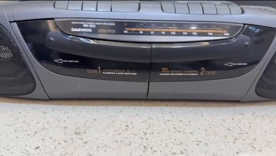 مسجل كاسيت مزدوج من ماركة دايو الكورية. 
يحتوي على راديو FM+AM.
يتميز بخاصية التشغيل المستمر بين شريطي الكاسيت (Continuous Playback) ( السعر 50 الف )


**إذا كنت صاحب هذا الإعلان وتريد حذفه لأي سبب، رجاءا أرسل رسالة إلى الدعم الفني**