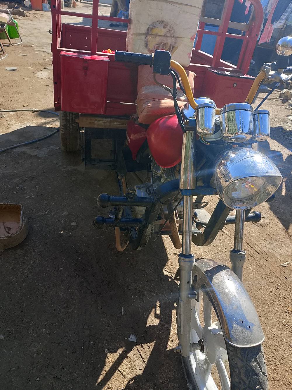 عندي تكتك للبيع بلون أحمر وفي حالة جيدة. مناسب للشغل أو للنقل. تم صيانته بانتظام وهو جاهز للاستخدام مباشرة.