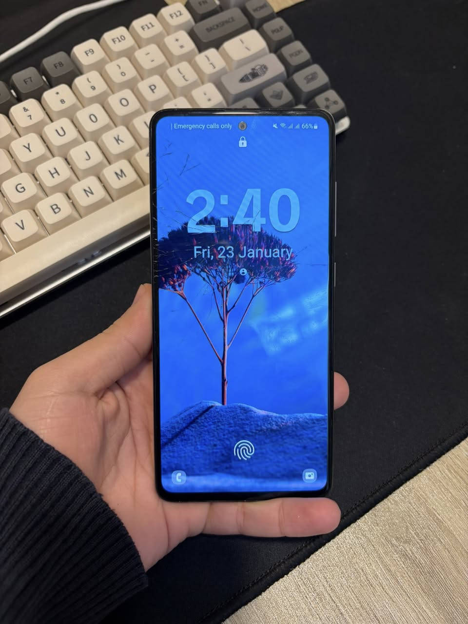 📱 للبيع Samsung Galaxy A51

• الجهاز شغال 100% بدون أي مشاكل
• الشاشة بيها فطر بالكلاس فقط، اللمس والعرض ممتاز
• رام 6GB – ذاكرة 128GB
• البطارية تصمد استخدام يومي
• الكاميرات، الشبكة، الواي فاي، البلوتوث، البصمة كلها شغالة تمام
• استخدام شخصي ونظيف
• البيع بسبب التبديل لجهاز أحدث
دبل سيم كارت وياخد رام 
📌 ملاحظة: الفطر بالشاشة شكلي فقط وما يأثر على 
الاستخدام نهائيا

 عنواني  : بغداد حي الجامعه
رقمي :   ***********
السعر : اكتب السعر  بما يرضي الله
