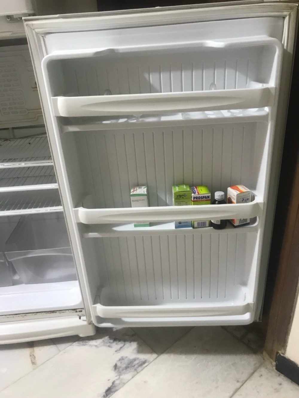 ثلاجة للبيع نظيفة شغالة