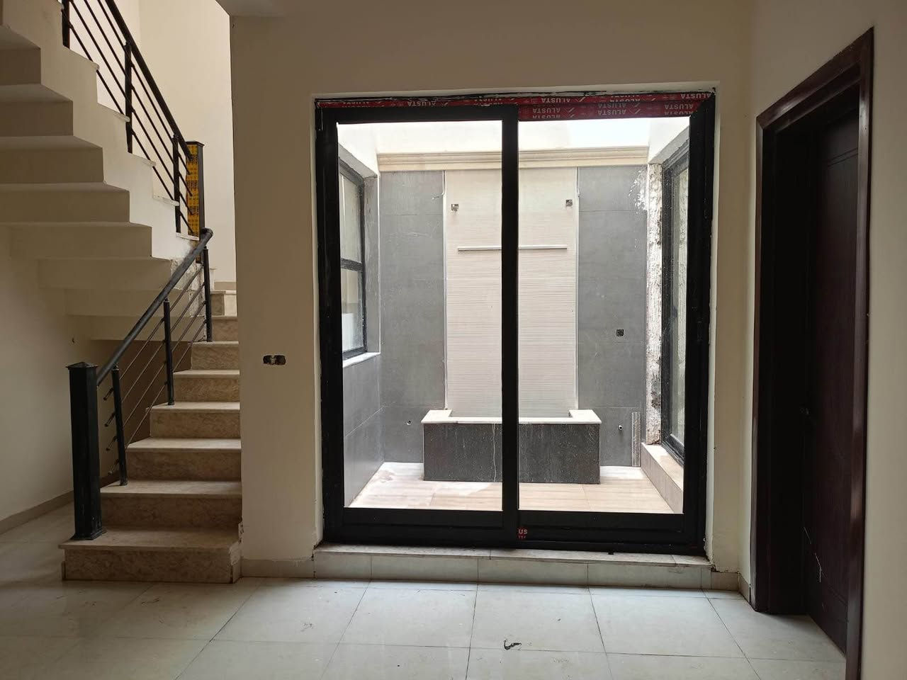 دار 110 متر للبيع 
واجهة 7 
يحتوي 3 نوم 
صحيات  - شلال داخلي 
للاستفسار :  *********** بغداد, العراق
