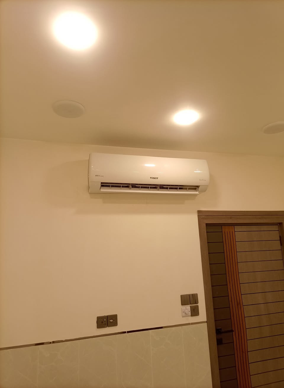 السلام عليكم تنصيب وصيانه جميع انواع اجهزه التكييف والتبريد مع عمل الفاكيوم العمل داخل بغداد اللاستفسار رقم ***********
