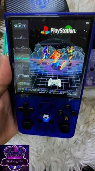 جهاز R36MAX هو جهاز ألعاب محمول كلاسيكي يعمل بنظام لينكس، يركز على الألعاب القديمة (ريترو) ويأتي محملاً مسبقاً بآلاف الألعاب من منصات متنوعة مثل PS1 و Nintendo و Sega، ويتميز بشاشة IPS مقاس 4 بوصات، ومعالج RK3326، وبطارية تدوم طويلاً، مع دعم لأكثر من 30 محاكيًا للألعاب الكلاسيكية، وهو خيار ممتاز لمحبي "جيل الطيبين" بفضل حجمه المحمول وسهولة استخدامه وتصميمه الكلاسيكي الأنيق. 
المواصفات الرئيسية:
الشاشة: 4 بوصات IPS بجودة عالية (720x720).
نظام التشغيل: لينكس مفتوح المصدر.
المعالج: Rockchip RK3326.
الألعاب: آلاف الألعاب (10,000 إلى 18,000+) مدمجة مسبقاً.
المحاكيات: يدعم أكثر من 30 محاكيًا (مثل NES, SNES, PS1, Game Boy).
البطارية: 4000 مللي أمبير (تدوم 5-6 ساعات).
الشحن: منفذ USB Type-C.
الاتصال: واي فاي (في بعض الإصدارات).
الميزات: تصميم محمول، مثالي للألعاب الكلاسيكية، سهل الحمل واللعب في أي مكان. 
لمن يناسب:

السعر 45


**إذا كنت صاحب هذا الإعلان وتريد حذفه لأي سبب، رجاءا أرسل رسالة إلى الدعم الفني**