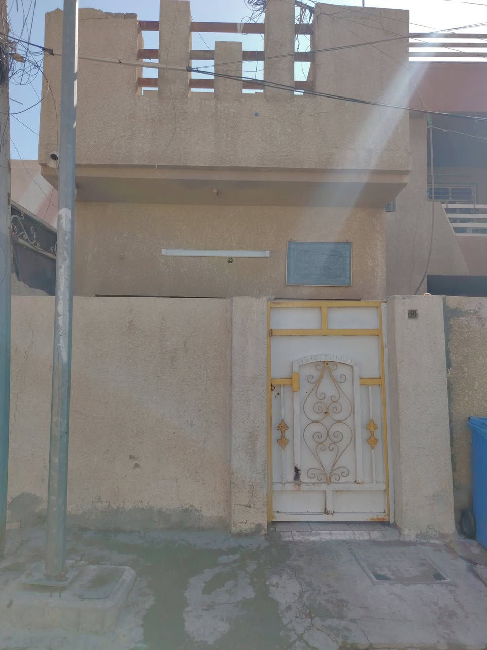 مشتمل ارضي للبيع مكان مميز الرسالة الثانية مساحته ٦٣ يحتوي عل غرفتين وصالة ومطبخ وخدمات فوك وتحت ومنور وترك وطرمة صغيرة واجهة ٣ونص في ١٨في السعر ١٣٥ الاستفسار ***********او *********** لايوجد رد عالماسنجر. الشراي يجي يشوف
