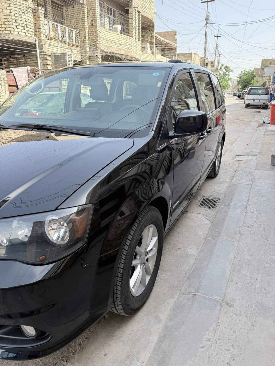 🚗 دوج كرفان 2019 - فول مواصفات للبيع 🚗
اللون: أسود ملكي.
 المواصفات: فول مواصفات (أبواب وجنطة شفط كهرباء، شاشة أمامية + شاشة سقفية، كراسي تختفي بالأرضية ، تشغيل عن بعد، تبريد 3 قطع).
 الممشى: [112.435 ميل]
 الحادث والضرر: بيبان فقط ومصبوغة (كلير) خارجي، دواخل وشاصي ولغد كله مكفول وبشرط الفحص.
 الوضعية العامة: كير ومحرك وحدادة وتبريد 100% وجاهزة من كلشي.
 الرقم والسنوية: بأسمي 
💵 السعر:180] وبيه مجال للشراي.
📍 المكان: [بغداد]
📞 للتواصل: ***********
