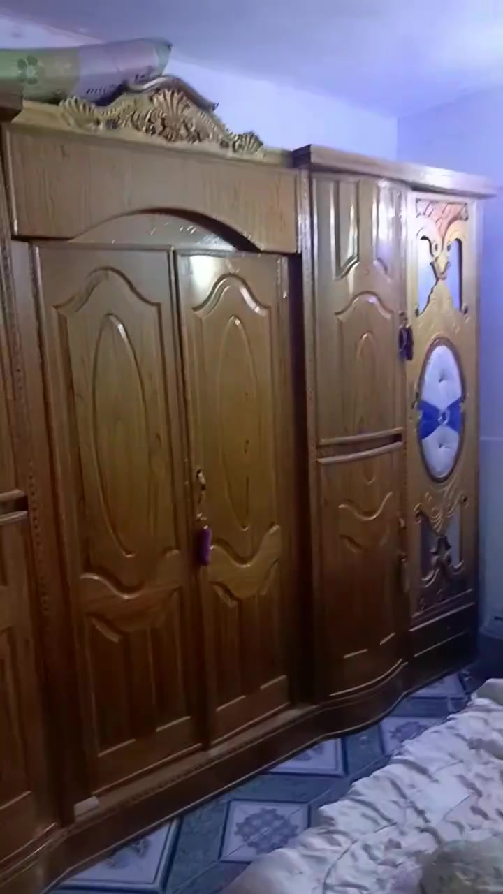 السلام عليكم عندي سنك وملحق وعندي غرفه مال اخشاب وعندي مورده ام الخرطوم السعر خاص وهذا رقمي***********
