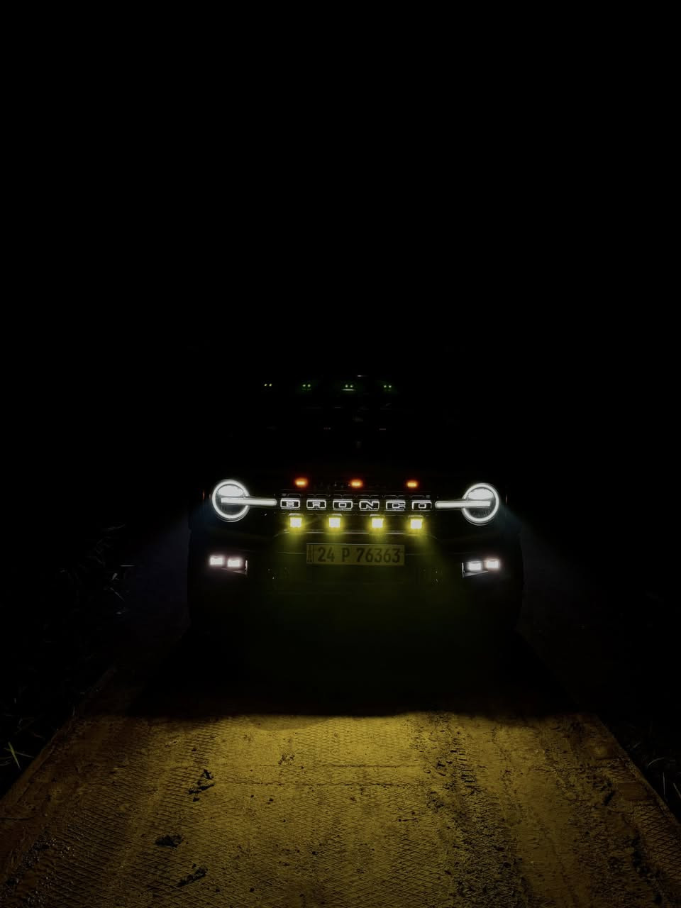 Ford bronco wildtrak 2023
اعلى فئة
محرك V6 تون توربو

عداد 26 mi

ومغلفة BBF طافي 

4 كامرات وشاشة جبيرة

و5 دكم

دبلات فوكس بلادي

وسبيسر ويل 

سستم صوت ودمام

ومودات قيادة مع السبورت (عزم وصوت)

السيارة فول اكسسوار من الداخل والخارج

ومن الداخل مغلفة عزل صوت كامل الغرفة حتى السقف موضح بالصور

مبدل جاملغ نفس اللون مع بارد بالباب وتكحيل بسيط

بدون ايرباك بدون دواخل 

صور الحادث بالمنشور

بغداد/ السيدية

تلفون /***********
