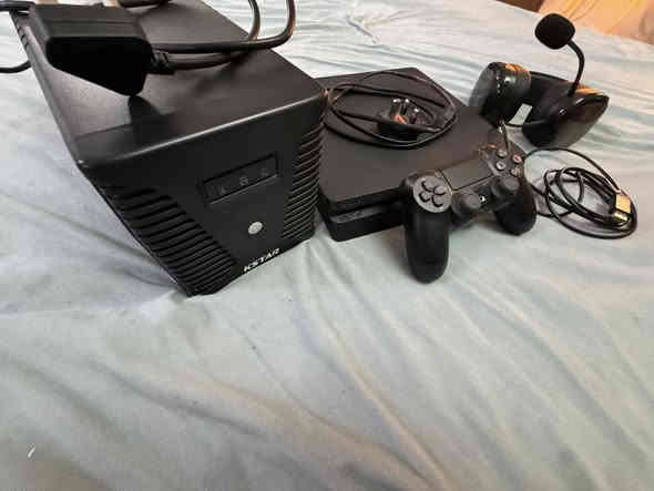 السلام عليكم.بلي فور سلم ماكو داعي احمد بي الصوره هيه تحجي البلي مستعمل بس مو اهواي  وشغال 100/100وشغلاته كلها جديده مصارلها شهر عندي الله شاهد يعني الجوستك اصلي جديد مشتري ب ٨٠ الف امانه الله ولسماعه جديده مشتريها ب ٤٥ الف محيطيه وليو بي اس مشتري ب ٨٠ وكلهن مصارلها شهر من مشتريهم بس الابلي قديم وكله شغال وشرط افحص يلا تنطيني احسابه بس بي شغله وحده مزعجه شويه الي هوه لقرص من تدخل بي ميقرا عندك لازم تطفي الجهاز وتشغله ويشتغل طبيعي وهاهيه. السعرر : قيمه بل يرضي الله وبل عافيه🤍 .تواصل واتساب :***********
