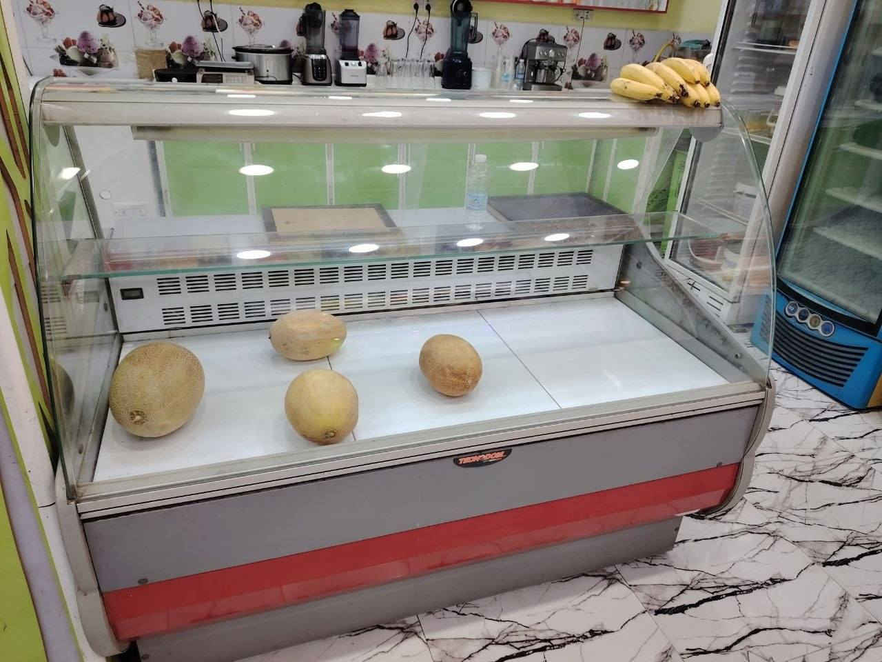 عارضة تجميد ايطالي عدد 2
وعارضة كيك بطحيه صناعة ايطالي مع براد سفلي 
قنفات عدد 4 حجم 
ميز عدد 2 حجم كبير مال قنفات 
ميز عدد 4 حجم صغير مع كراسي
اسعار مناسبة
للاستفسار *********** عمارة, ميسان
