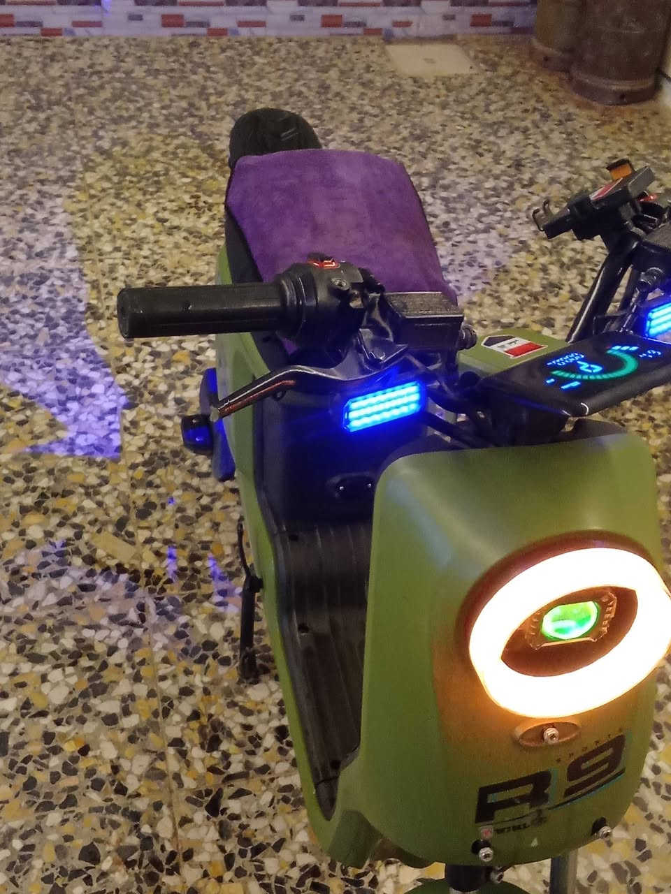 سلام عليكم للبيع أر 9 سعر خاص
مواصفات إشارة يمنة ويسرة
ودبل إشارة
دسك امامي وخلفي
ضوء عالي ناصي 
السرعة جذبي 109
الحقيقي 70
والوان حلوة                       والون الدراجة حلو
دراجة واحد على واحد.               زيتوني
والعلم بطاريات جدد عدد 5
هورن عالي 
للاستفادة رقمي ***********
مكاني حلة
