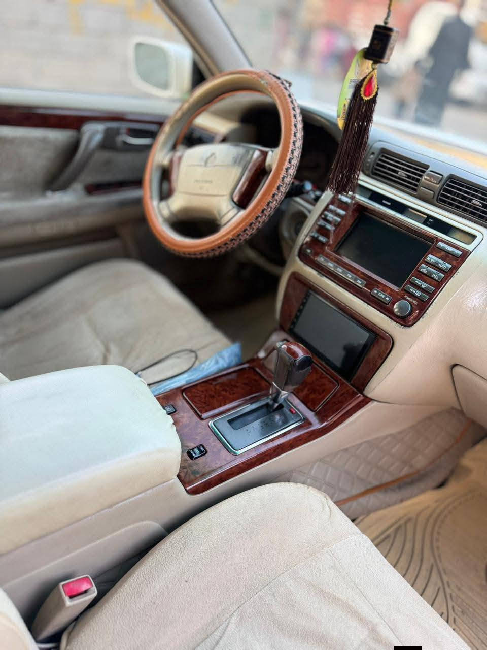 السلام عليكم 
من رخصة الادمن 
ملكة كراون موديل 2000 شاصي 71 كرستال مكينة VVT جديدة كير جديد تخم تاير( دكمتين. بردة خلفية. كشنات كهرباء. كاميرا خلفية دبل شاشة. سنتر لوك ).مشط جديد . حداد 60% السيارة مكفولة من الضربة والكص رقم قادسية دولي سنوية ٢٠٣٠ ... تحويل بشرط ثاني يوم ..السعر ع الاتصال (***********) ..مكاني الصويرة
