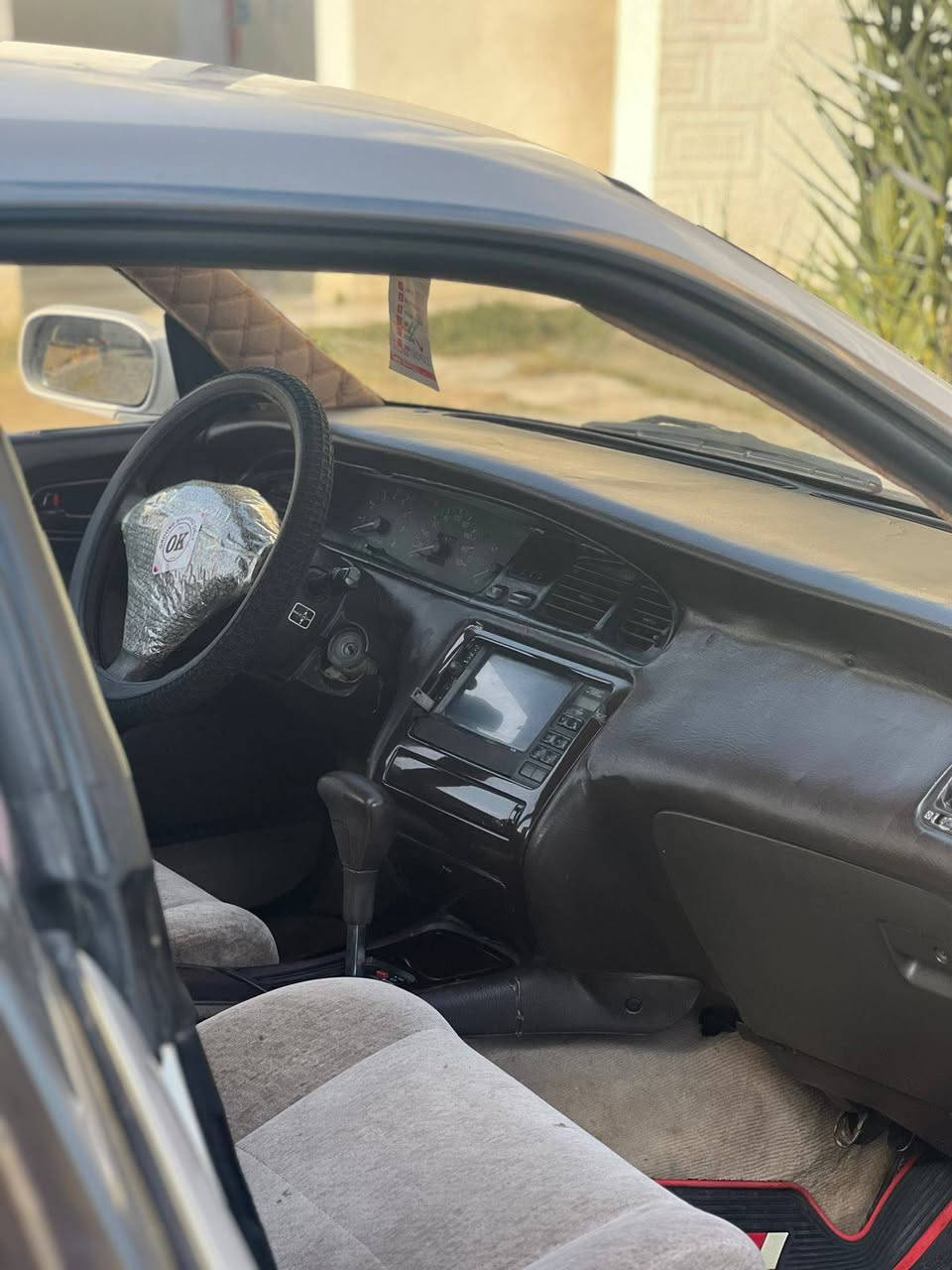 السلام عليكم بطه للبيع متصل موديل 93رقم نينوي الماني شرط التحويل كير محرك شرط صدر  تواير كلو جديد داخل جديد  تبريد تدفئه شغال  سياره بدون صبغ لايت زنون عالي ناصي مسجل شاشه  السعر 60وبيهه مجال الاتصال ***********
