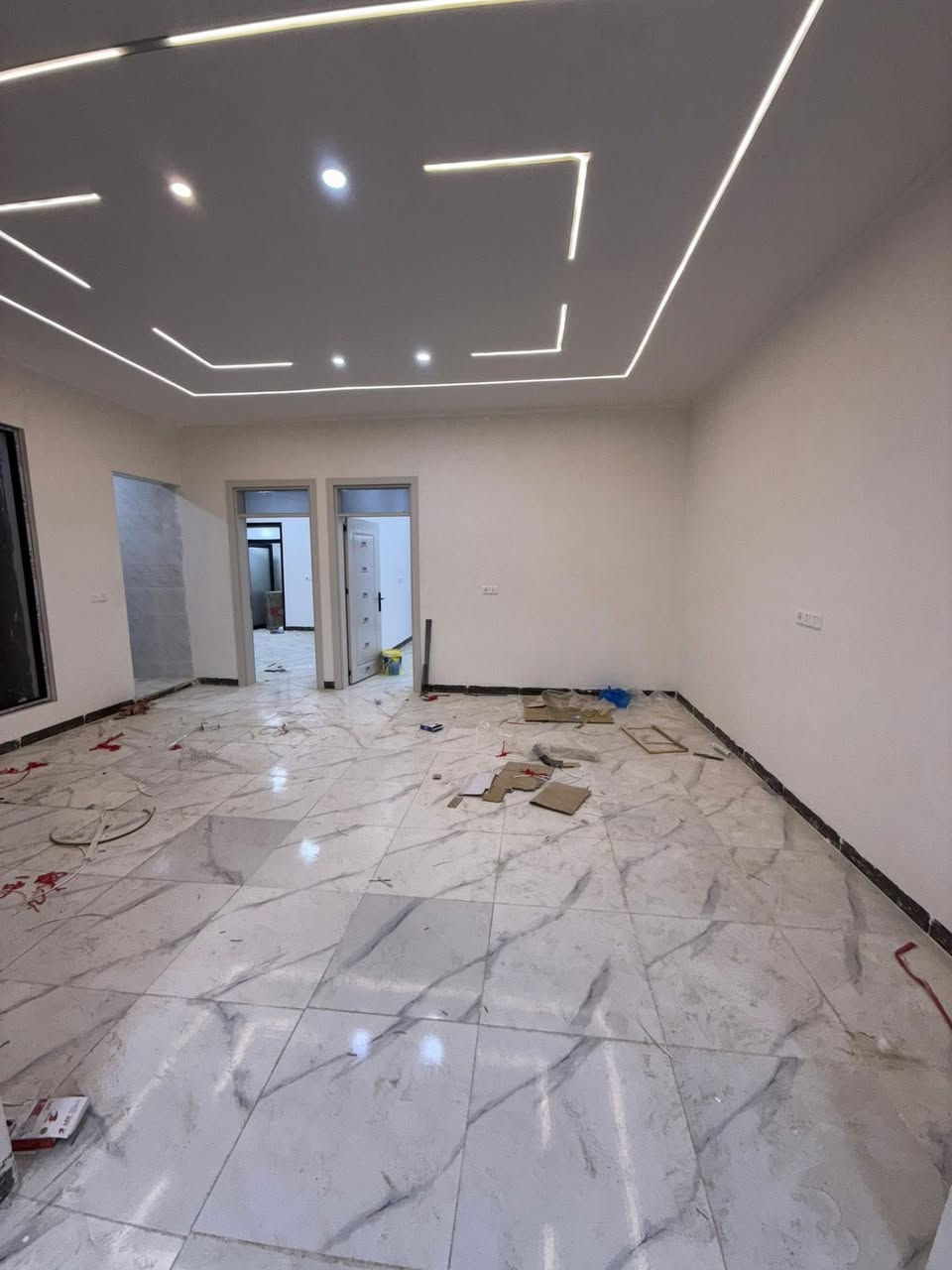 بيت زراعي للبيع  صفر مامسكون في ارقى مناطق كركوك مساحته 220 متر باتجاه شروق الشمس البيت مضمون اوراقه كلها كاملة مشمول بقرار التمليك مع توفر خدمات كاملة بالمنطقة ماء وكهرباء والمنطقة كاملة كلها زراعي  يتكون من استقبال وهول ومطبخ وغرفتين نوم سويت وصحيات داخلية وخارجية 
(السعر 92 )مليون وبي مجال 💵💵
العنوان طريق بغداد خلف المستشفى التركي بالضبط مقابل مطعم صمد  قرب المحافظة الجديدة 
للتواصل والاستفسار على الرقم التالي
***********
