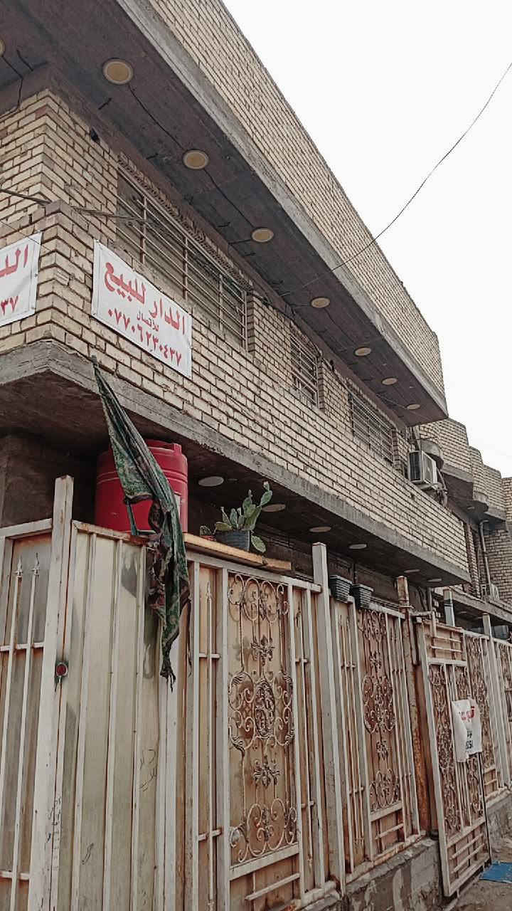 السلام عليكم ورحمة الله 
بيت  ركن للبيع مساحه 54 متر 
ثاني ركن عالشارع العام بشارع صيدلية الركن الأبيض ب9/2

 الطابق الأرضي يحتوي على استقبال+ صالة+مطبخ حراري+خدمات 
الطابق الثاني غرفتين+خدمات+سطحين 

للأستفسار الاتصال على الرقم أدناه 

***********
