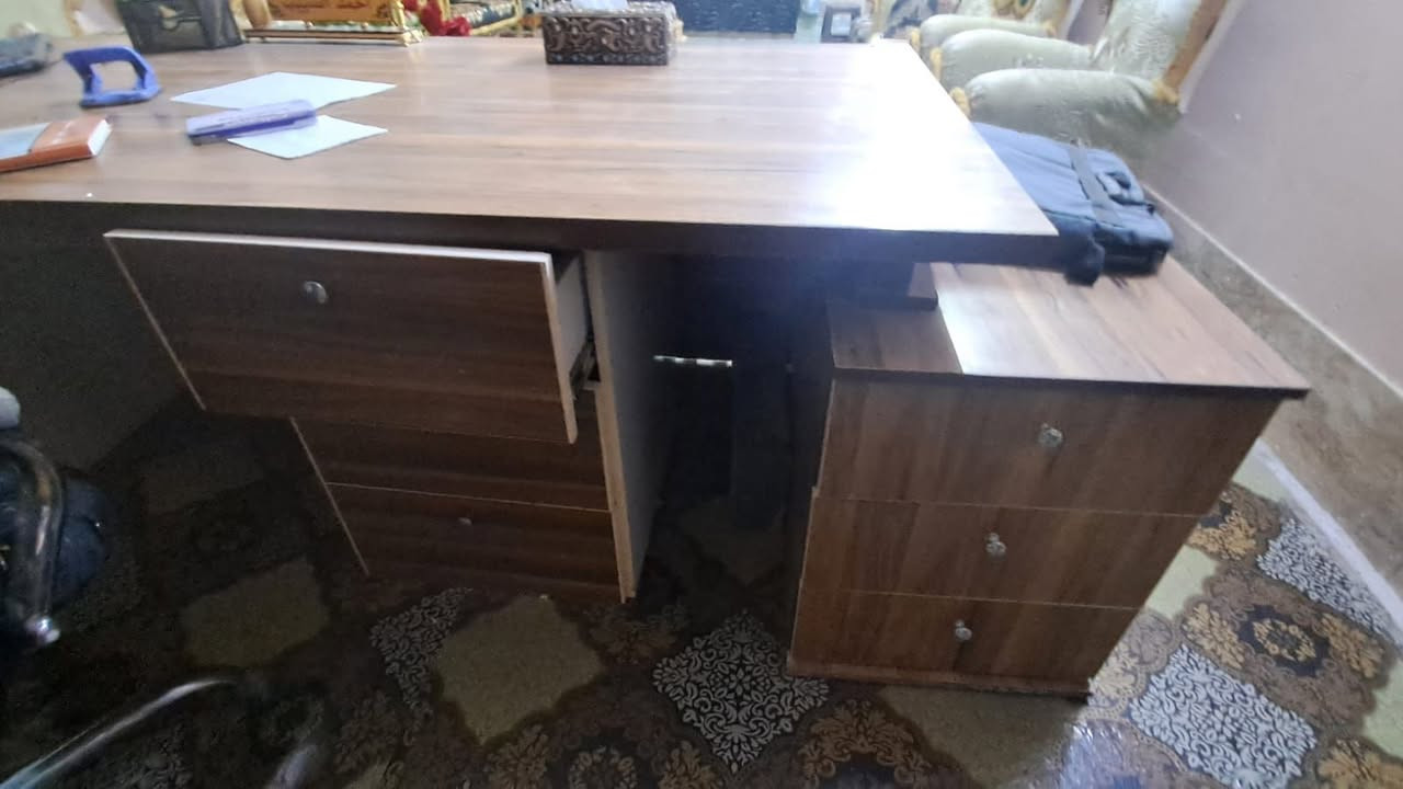 "للبيع مكتب جديد بعده ، خشب تركي فخم وراقي كلش.
يشمل الطاولة الرئيسية والمكتبة والخزانات كلها، مثل ما يبين بالصور.
المكتب درجة أولى وما بي ولا ملاحظة.
لعرض مالته 3 متر و ويه الكومديات مالته يصير 4 متر لكومديات متر و لميز 3 متر والارتفاع هوه سنتر مالته
نوع الخشب تركي تصميم خاص وليس جاهز. طلب خاص النظافة 100/100 بعده جديد اي ملاحظة مابي

تفاصيل اكثر الاتصال ***********
