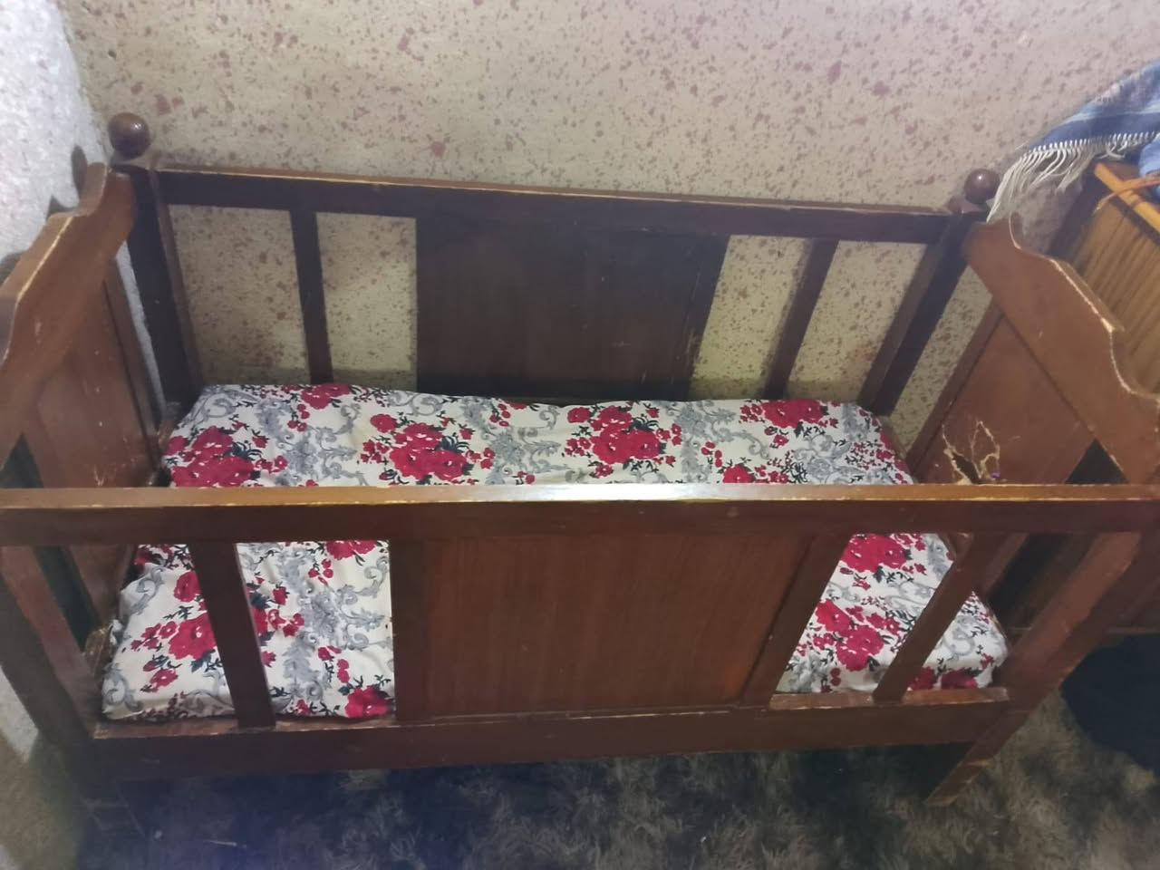 كاروك للبيع هوة والدوشك مالته مابي ضرر بس الي بالصورة السعر 35 للتواصل ع رقم ***********
