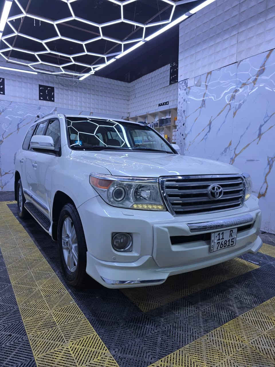 الإسلام عليكم لاندكروز مونيكا ٢٠١٤بريم فول مواصفات معروفه مواصفات البريم رقم بغداد باسمي السياره بيه صبغ شبر بالجاملغ الخلفي يم قبق البانزين وملاون الجاملغ يعني قطعه بيه السياره والباقي مكفول السياره تخم تاير ياباني جديد مكينه حداديه خير من الله مكان السياره بابل معروضه ٣٧٠وبيه مجال للاستفسار الاتصال ***********
