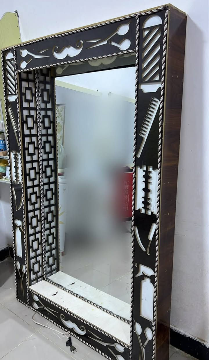 السلام عليكم
مراييه حلاقه كبيره الطول مترتين 
 بيها  لدات مثل ما موضح عدكم بلصورة 
نضيفة جداً 
السعر 80 وبيها مجال 
الموقع📍 البصره الشعيبه 
للستفسار ***********
