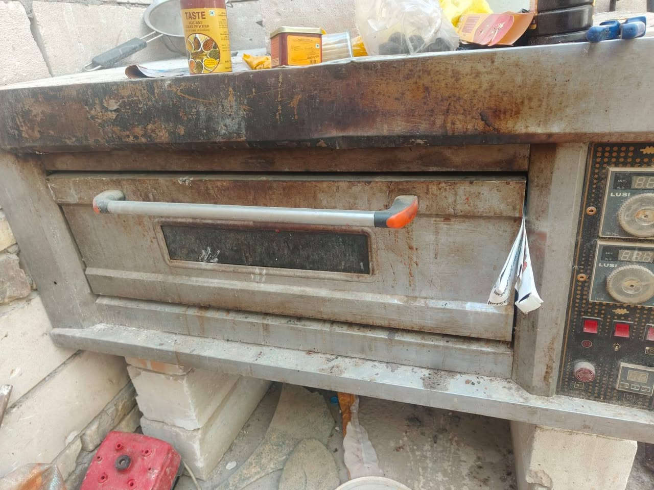 غراض مطعم مندي. تنور وملحقاته وفون ومهداره وميز. للبيع مكاني الشطره ***********
