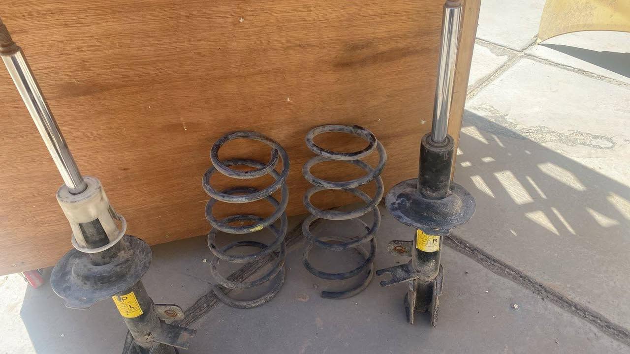 من رخصت الادمن اخوان عندي هاي الاغراض مال اوبترا /دبلات خلفيه وحلويات/ودعاميه اماميه/ بدنه مال المصدات/السعر 75 الف الي محتاجهن /الاتصال ***********// السيديه قرب البياع//
