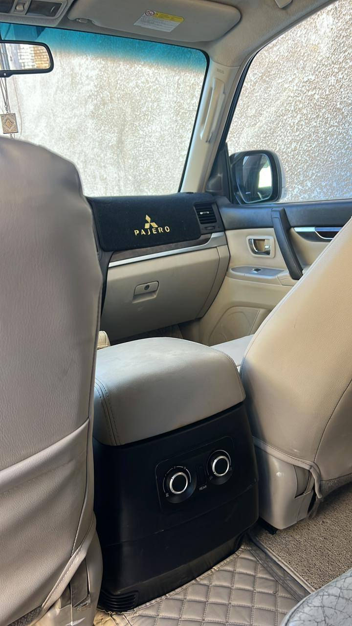 مراوس 
 باجيرو ٢٠٠٩ خليجي حبتور
 رقم بغداد مميز بأسمي
 محرك ٣٠٠٠ لا تنقيص ولا تبخير
 4 × 4
 منضومة زنون بلادية . 
زراگ لايت .
 مراية كهربائية .
اشاير بالمري .
اشاير ترحيب بالمري .
اشاير ترحيب بالباب .
 فتحة سلايد روف .
تبريد ٣ قطع .
ثلاجة .
 ٧ راكب غطس .
 شاشة لمس . 
 تحكمات ستيرن جهتين .
 مثبت سرعة .
 كتلوكات الشركة موجودة
 جگ الشركة موجود
 حقيبة طوارئ الشركة موجودة
 السيارة على وضع الشركة
 مكانهة بغداد 
 ***********
 ***********
