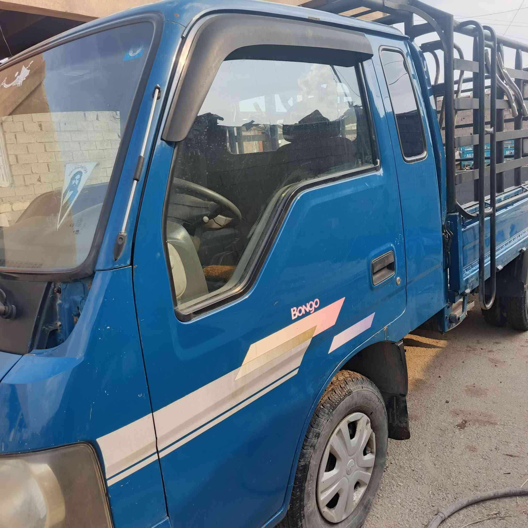 سلام عليكم فنتيه  ام عيوني الموديل 1999رقم نكليزي سنويه 29 سيارة كفاله سعر 85 وبيها مجال بسيط *********** هاذ رقمي
