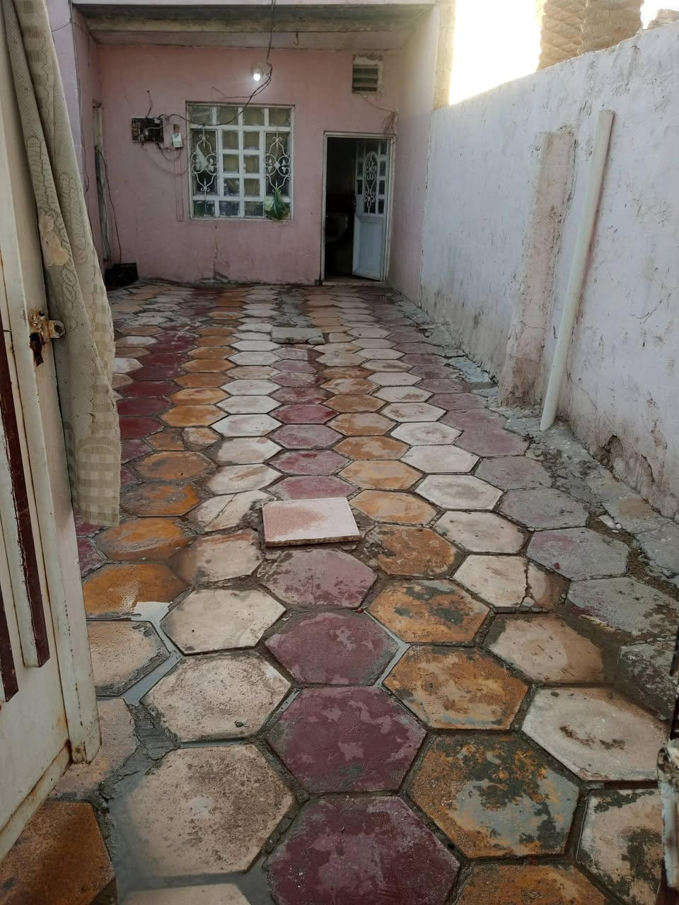 السلام عليكم بيت للبيع في علوة الفحل مساحه 215متر يحتوي على 3غرف وصاله كبيرة واستقبال ومطبخ وصحيات داخليه و خارجيه ومكشوفات ثنين السقف شيلمان. الاساس تچعيب السعر 38مع المجال للتواصل***********..
