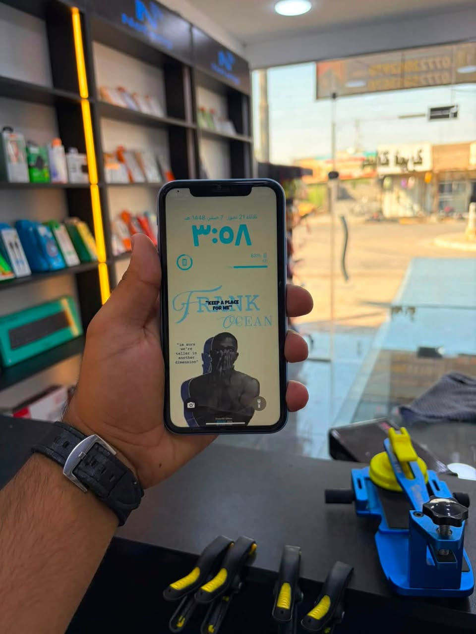 ايفون xr كلشي مكفول شاشة و بطارية 73 بس الضهر بي فطور السعر 125 التلفون مكفول من كلشي و على ضمانتي 
موجود وتساب *********** و موجود اتصال
