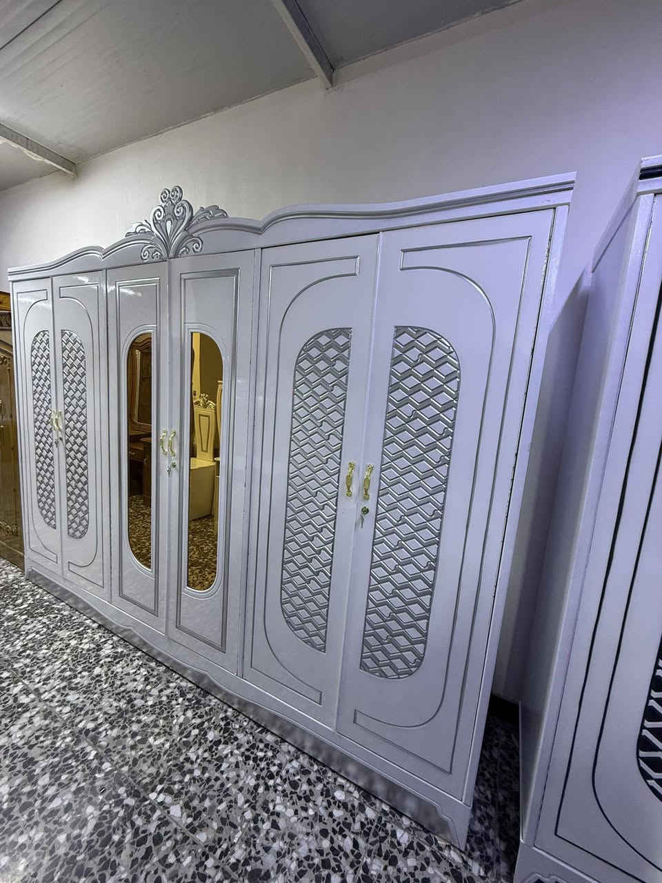 غرفه نوم صاج عراقي جديد شغل حديث تصميم تركي صبغ حراري ابيض حفر سينسي زاوية بارتفاع  صومية السرير 6 أرجل بلوك اسود الشد و النقل مجاني داخل مناطق بغداد و يوجد خدمه توصيل لكل محافظات


**إذا كنت صاحب هذا الإعلان وتريد حذفه لأي سبب، رجاءا أرسل رسالة إلى الدعم الفني**