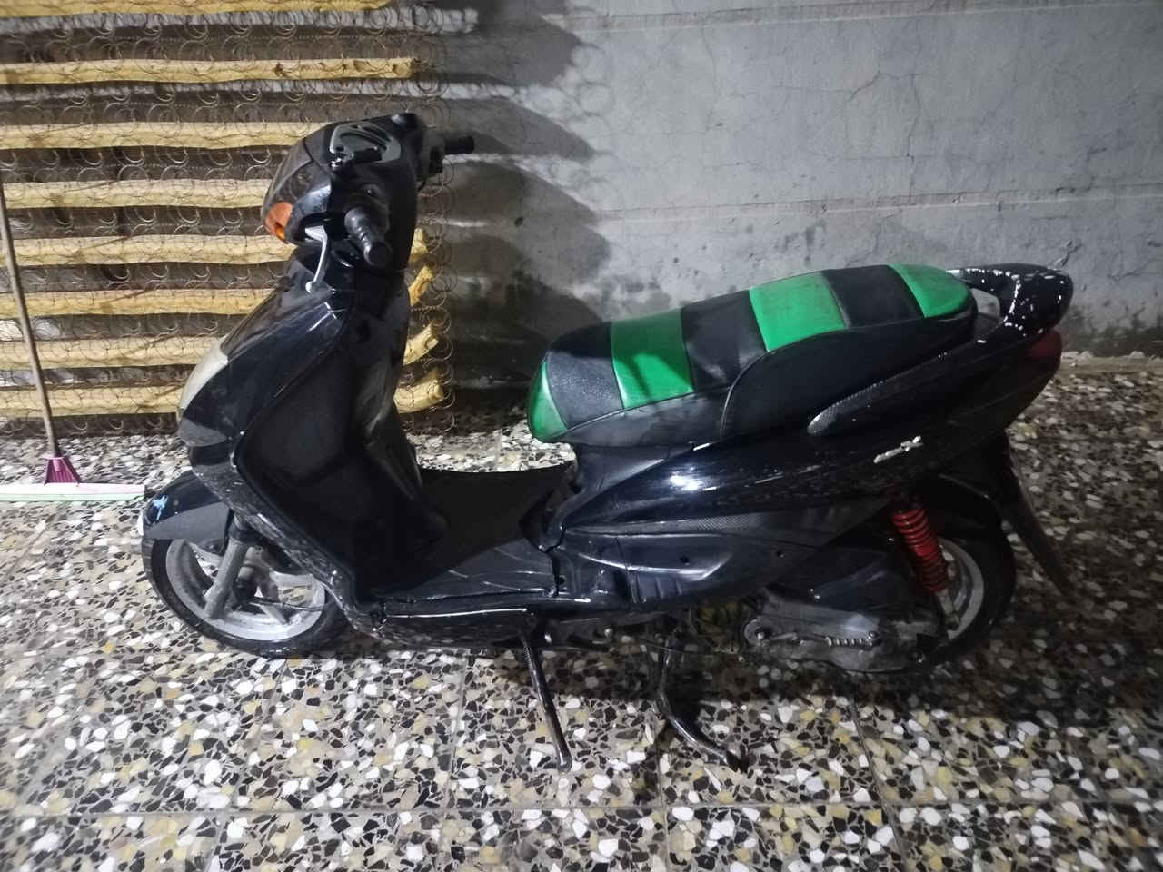 السلام عليكم دراجة سگنس نثية كوري للبيع مابيها نواقص بس باتري و تاير خلفي يرادله رگع تاخذها تفحصها على راحتك السعر ٤٢٥ و بيها مجال ع كد النواقص عنواني كاظميه للتواصل (***********)
