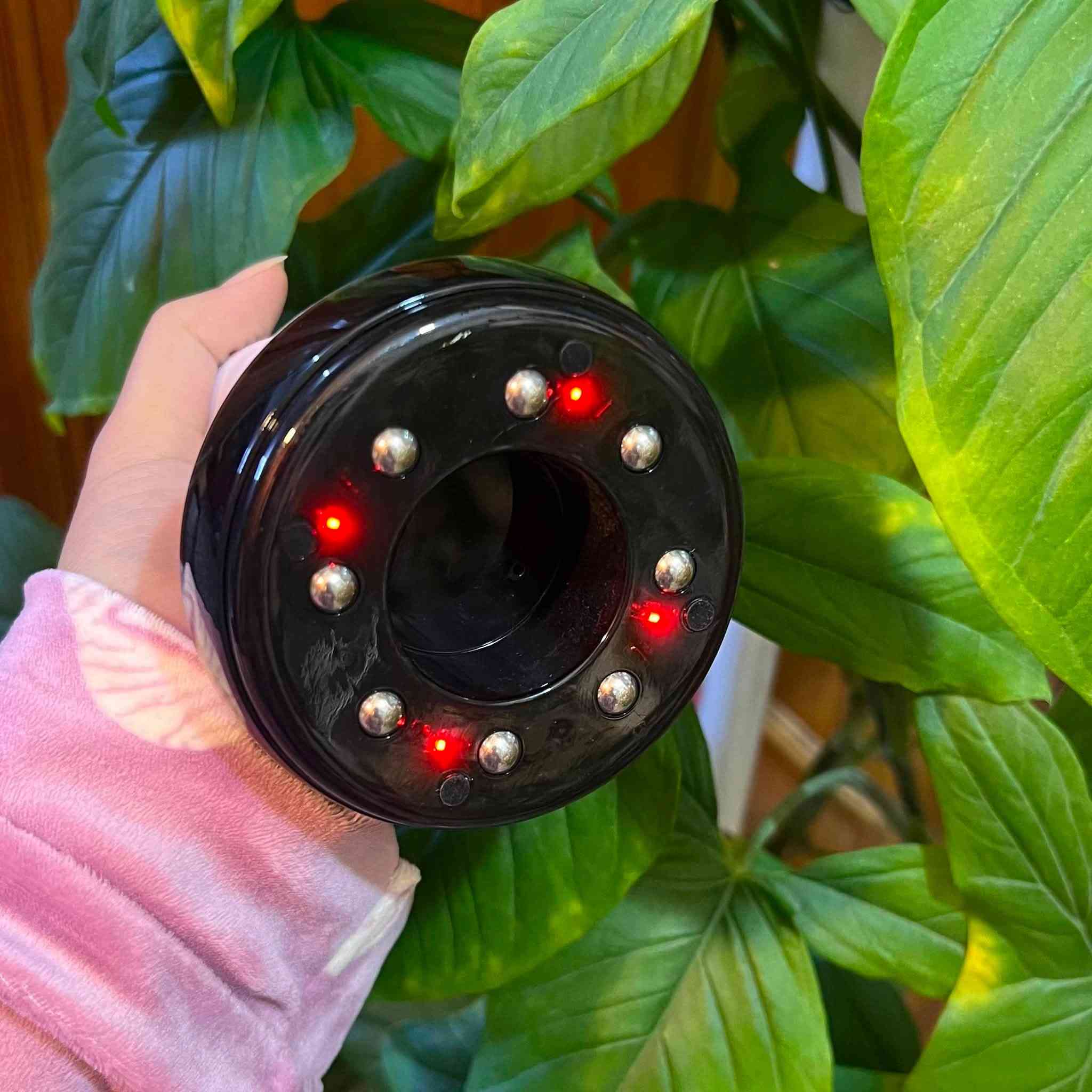 جهاز مساج جواشا الكهربائي بالحرارة والاهتزاز (Red Light & Scraping Massager) للتخلص من الدهون والتشققات  عناية يومية سهلة.

• مزود بخاصية التسخين (Red Light) لتوفير حرارة معتدلة بدون حرق أثناء الاستخدام

• يدعم الاهتزاز عالي التردد للمساعدة في تدليك الجسم وتخفيف التعب

• يحتوي على أوضاع متعددة (ضغط موجب وسالب + وضع الحرارة) مع مستويات سرعة مختلفة

• تصميم بزر واحد لسهولة التشغيل والتحكم السريع

• مناسب للاستخدام على عدة مناطق مثل الرقبة، الظهر، الكتفين، البطن والأطراف

• نوع المنتج: جهاز مساج (Scraping Massage Device)
• الموديل: BY-188
• جهد الشحن: 5V — 1A
• جهد التشغيل: 3.7V
• القدرة: 5 واط
• سعة البطارية: 600mAh/ 1200mAh
• أوضاع التشغيل: حرارة (ضوء أحمر) + ضغط موجب/سالب + اهتزاز
• مستويات السرعة: متعددة (0–9 مستويات)
• مؤشرات: شاشة عرض (LCD) لعرض المستوى
• الإيقاف التلقائي: بعد 30 دقيقة

محتويات العلبة:
• جهاز المساج الكهربائي
• كتيب تعليمات الاستخدام

للحجز خاص  خصم للكميات


**إذا كنت صاحب هذا الإعلان وتريد حذفه لأي سبب، رجاءا أرسل رسالة إلى الدعم الفني**