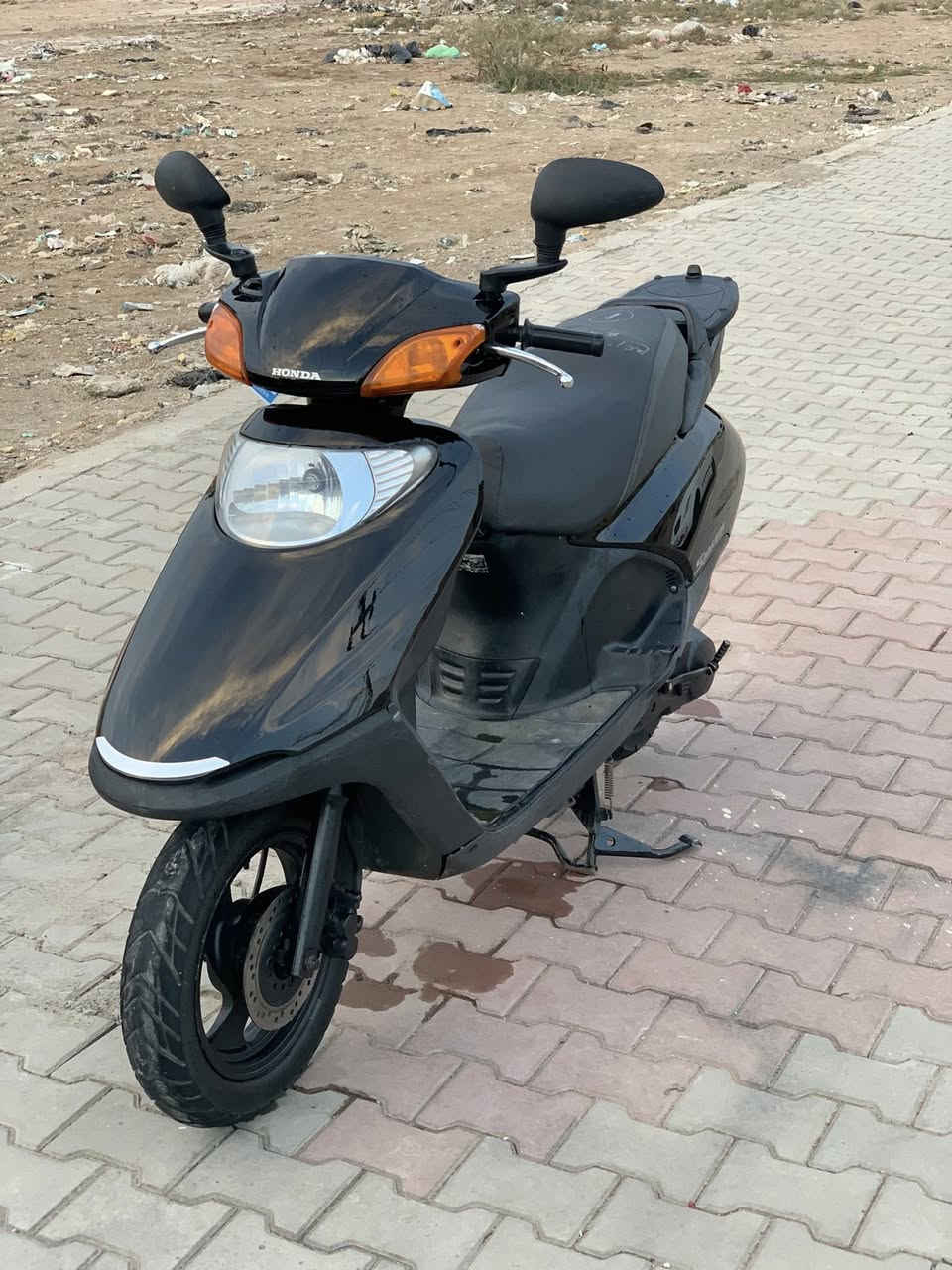 السلام عليكم سبيسي ياباني نظيفة وحلوه كهربائيات كلها شغاله سلف هندر كيلو متر طوافه بانزين قفل جنطه قفل ستيرن دراجه اول فتحه له رايمر كل نقص مابيها 

العنوان كوت داموك شارع الطشاش 
الهاتف ***********
