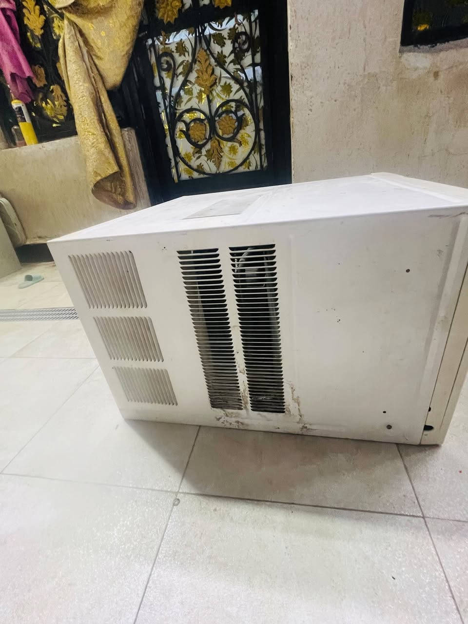 سلام عليكم مكيف توكما شرط الشغل والتبريد عل فحص جاهز مجهز سعرة 300 وبي مجال عنواني تضحيه شارع العيادة رقمي *********** بي واتساب
