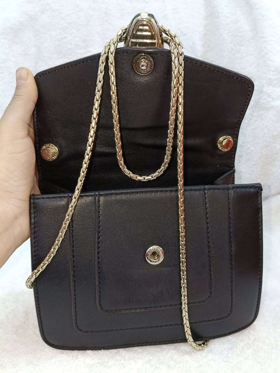 أوربي أصلي الختومات بس خارجية سلسلة ميوكع لونها الجلد ميقشر الأصلية تجنن بمعنى الكلمة


**إذا كنت صاحب هذا الإعلان وتريد حذفه لأي سبب، رجاءا أرسل رسالة إلى الدعم الفني**