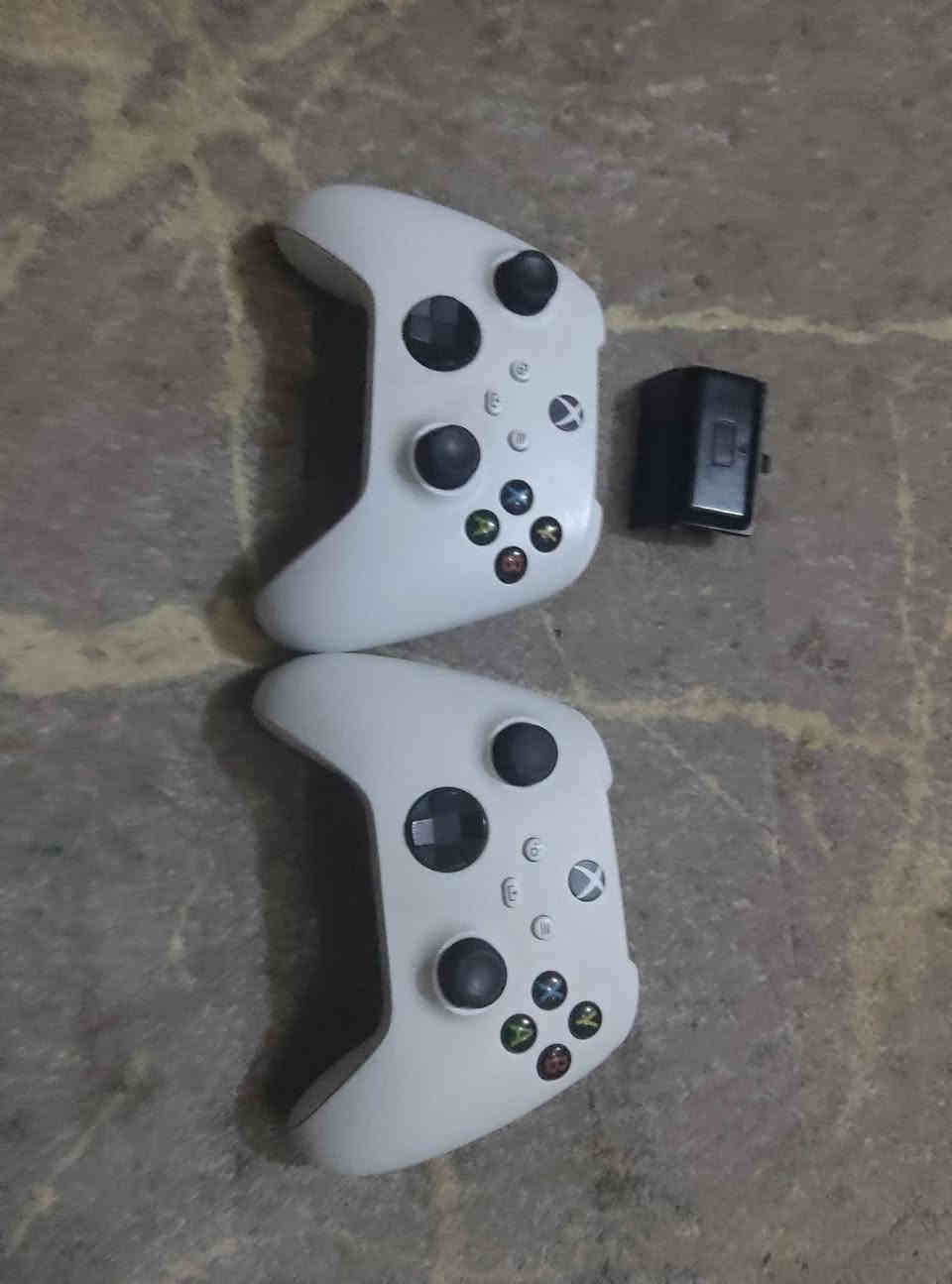 اكس بوكس سيريس اس نسخة 1تيرا سعر 500الف تجي وياه يده اضافية وبطارية وجميع وارياته الباور والHDMI او مرواس وي بلي فايف واطي فرق 50 الف  يجي بدون كارتونة هاذ رقمي واتس *********** مكاني البصرة كرمة علي
