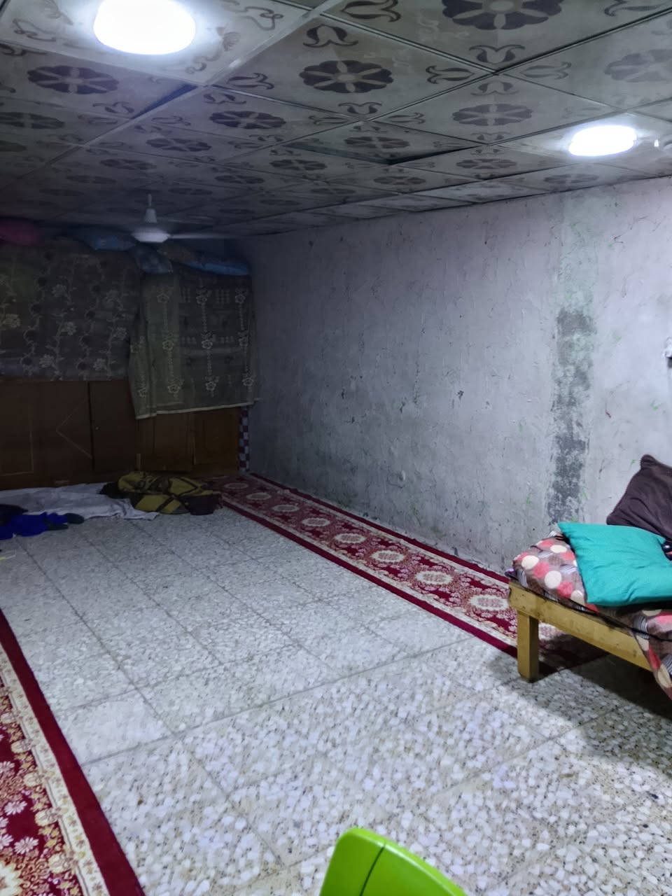 سلام عليكم بيت البيع في الشعله

قطاع الثاني البيت. مساحه 160 
هذا رقم ابو البيت مباشر.     ***********
