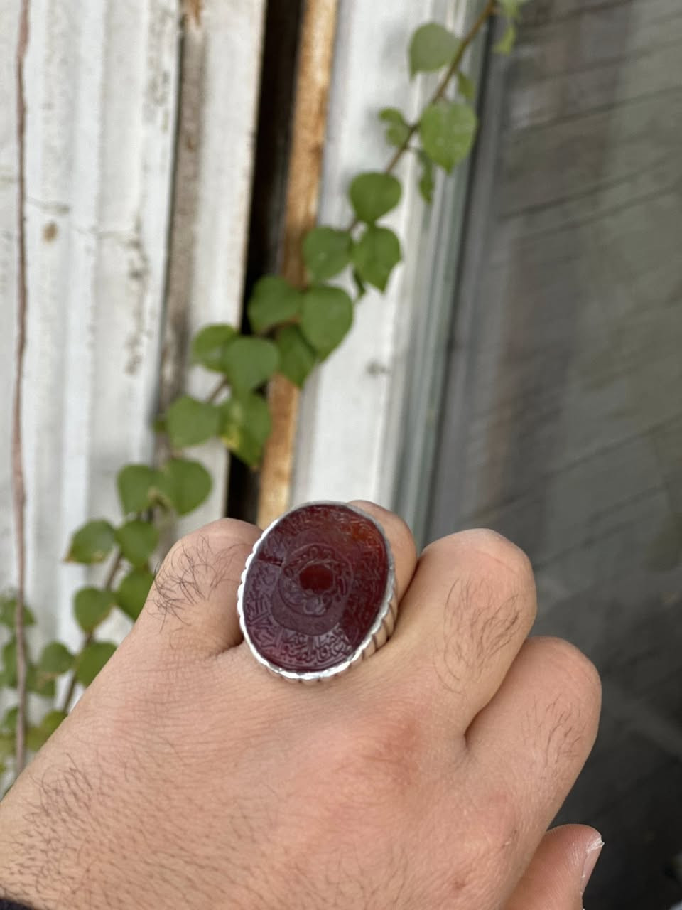 سلام عليكم عقيق يماني مترش3وزن الخاتم 30 غرام سانتيم صياغه البحرين مخطوط سوره الانشراح صياغه يدويه ثقيله جدا ً السعر وباقي التفاصيل خاص بغداد الشعله 
***********
