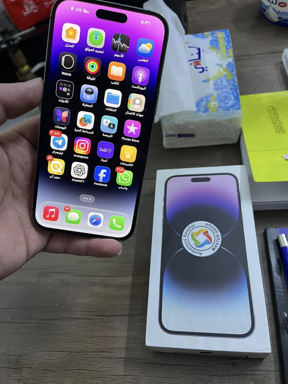 آيفون 14 برو ماكس ماستر عربي شرق اوسط ☑️
ذاكره 256 ✨
بطارية 83 ✨
لون بنفسجي ✨
نظافة 100%
جهاز شخط واحد مابي نفس الصورة كامل اي خلل ترجعة آلية 
سعر 850 الف 
مكاني بغداد كرخ
***********
