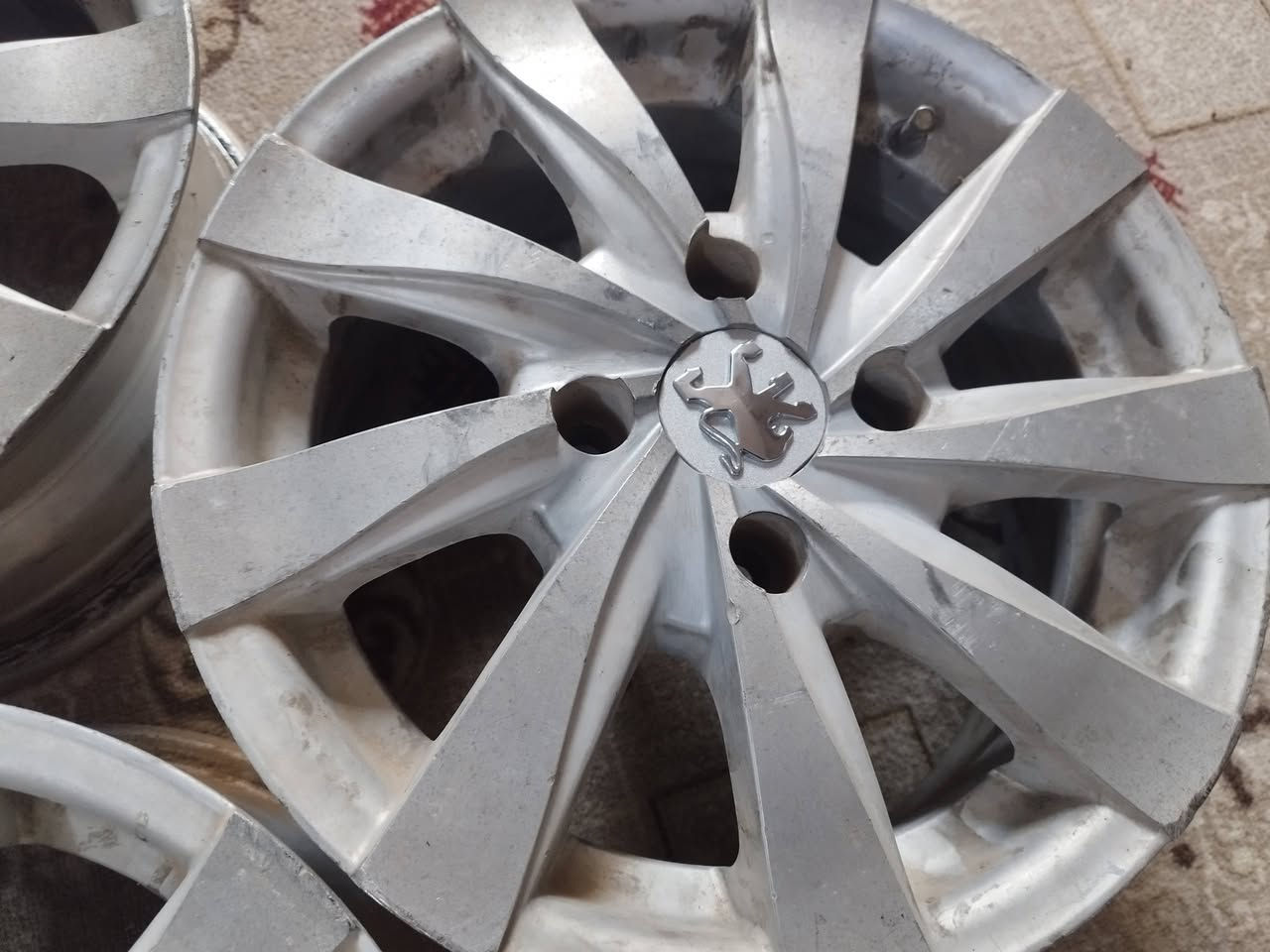 للبيع تخم ويل كب مع كبات صغيره اصليه الويل البلادي الثقيل حجم ١٤ مال بيجو فرنسي ٢٠٦ بسعر قفل قفل ١٥٠ الف بس الكبات الصغار ماخذهن ب٣٠ الف موجودات في كربلاء 
***********
