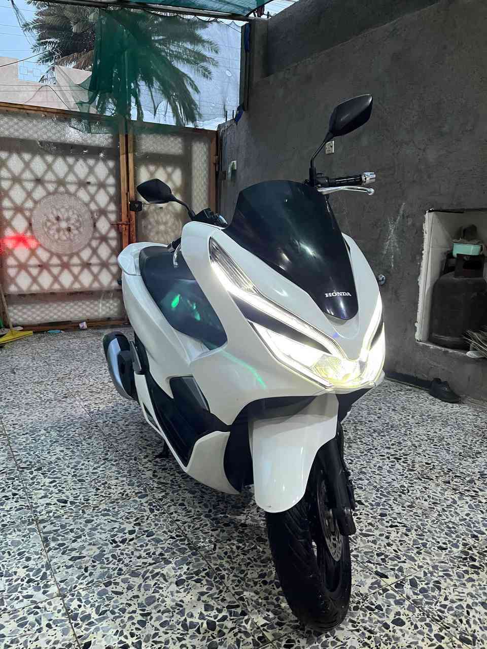 هونده PCX جيل الثالث ياباني ((مكينه 125))
رقم شاصي JF ياباني الون ابيض بل واقع احلا من الصور

مكينه مكفوله جديده خير من الله ما بيها شخط

. فول مواصفات دبل اشاره بصمه وقوف ذاتي بل ازدحام.

ماشيه 29 الف تخم تاير جديد بلادي

 بصمتين بيها حساس وقوف ازدحام

جديده بل واقع احلا من الصور مكينه ناعمه

((مكان بغداد. السعر اتصل ودلل *********** ))
