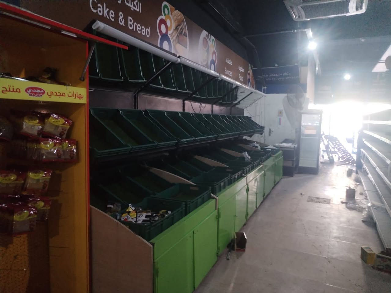 غراض اسواق للبيع
رفوف جانبي + ميز كاشير  حرف U + ميوزه مخضر + عربات تسوق حجم ٨٠ لتر و ١٢٠ لتر + سلات ارضي ثقيل + فاترينات جام مكان ديوانية اتصال 
***********
