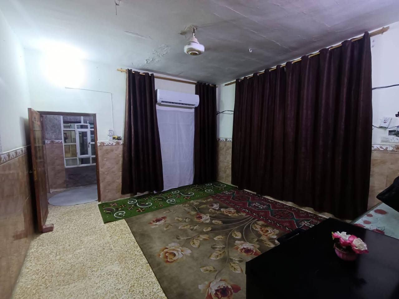 بيت 200 متر قاطين البيت كامل مكمل ما ناقصه لا تعديل لا اي شي بيت مفول دوانيه 7×5جوه غرفه وصحيات وبل خارج هم صحيات وفوك غرفتين ومرمر لبيت صب مسلح وبي محل هم البيت ركن بل الفين بشارع ضياء العتابي للستفسار اتصل ***********
