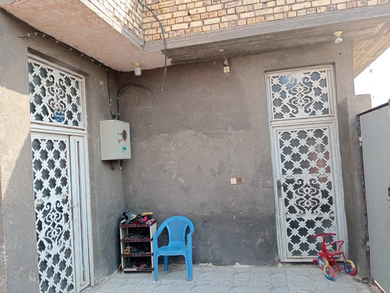 بيت بحي السبل بنزلة الثانيه قريبه على المدرسه مساحته البيت100متر البناء بلوك السقف صب كونكريت سعر35....***********/***********
