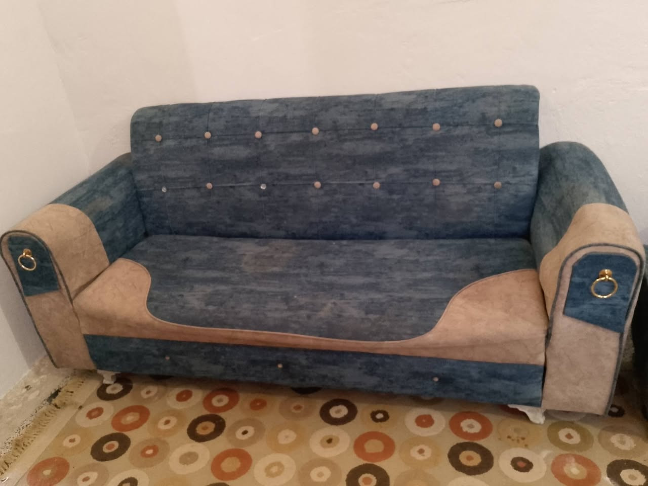 قنفات للبيع السعر 60
العنوان البراكية شارع المطار القديم 
***********
